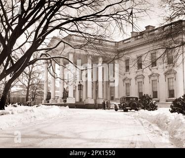 1930S FACCIATA NORD DELLA CASA BIANCA CIRCONDATA DALLA NEVE D'INVERNO WASHINGTON DC USA - Q75049 CPC001 HARS LA CASA BIANCA WINTERY CONCETTI FACCIATA NERO E BIANCO QUARTIERE FEDERALE VECCHIO STILE RAPPRESENTAZIONE PORTICO BIANCO CASA Foto Stock