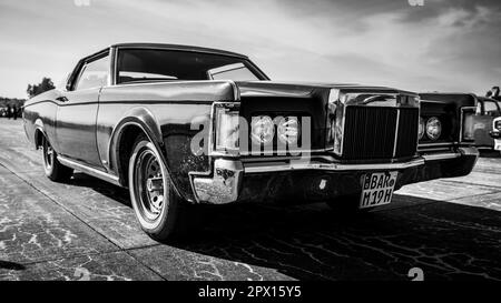 Una coupé Lincoln Continental Mark III a due porte di lusso personale Bianco e nero. Incontro degli appassionati di auto retrò del blocco orientale (Ostfahrzeugtreffen) Foto Stock