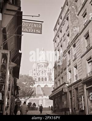 1950S 1960S NEGOZIO DI SOUVENIR SEGNO FOOT OF HILL GUARDANDO ALLA BASILICA SACRE COEUR IN CIMA A MONTMARTE PUNTO PIÙ ALTO DELLA CITTÀ DI PARIGI FRANCIA - R3119 HAR001 HARS FEDELE ROMANO CATTOLICO COEUR FEDE SPIRITUALE ATTRAZIONE TURISTICA BASILICA CREDENZA BIANCO E NERO HAR001 ISPIRATORE PUNTO DI RIFERIMENTO VECCHIO STILE TURISMO Foto Stock