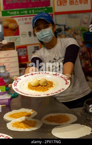 Preparazione di rotoli di gelato alle arachidi nella vecchia via Jiufen, Taiwan Foto Stock