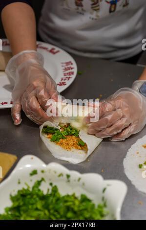 Preparazione di rotoli di gelato alle arachidi nella vecchia via Jiufen, Taiwan Foto Stock