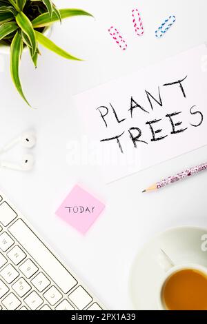 Scrittura visualizzazione di testo piante, Business Concept processo di piantatura di un albero per la coltivazione di terreni e la silvicoltura Foto Stock