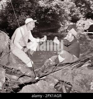 1960S DUE PESCATORI A FIANCO DEL TORRENTE SI TOSTANO IL GIORNO CON LATTINE DI BEVANDE - F11315 HAR001 HARS CELEBRAZIONE FRATELLI RURALE COPIA SPAZIO CATTURA AMICIZIA FULL-LENGTH MEZZA LUNGHEZZA PERSONE ISPIRAZIONE LATTINE FLUSSO MASCHI ATLETICA GANCIO FRATELLI B&W. CATTURA OBIETTIVI SUCCESSO FELICITÀ AVVENTURA BEVANDA SVAGO SCELTA ANGOLO BASSO RICREAZIONE BRINDA ORGOGLIO BOBINA DA DI SUL CONCETTUALE FRATELLO CONSUMARE LA FUGA IDRATAZIONE ELEGANTE PESCA COOPERAZIONE METÀ-ADULTO UOMO MID-ADULTO RINFRESCANTE RELAX INSIEME ETNICITÀ CAUCASICA NERA E BIANCA L'UN L'ALTRO PESCATORI HAR001 Foto Stock