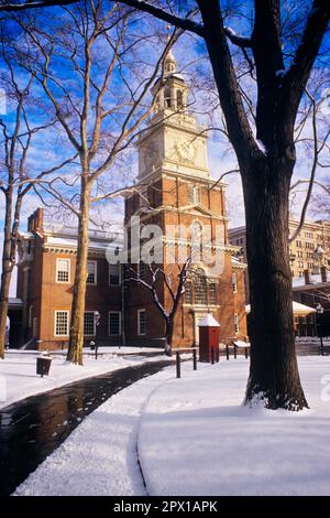 1990S INDEPENDENCE HALL DOPO UNA TEMPESTA DI NEVE FILADELFIA PENNSYLVANIA USA - KP5748 NET002 HARS LEADERSHIP ESTERNA PA PARCHI ORGOGLIO 1776 GUERRA D'INDIPENDENZA IMMOBILIARE STRUTTURE DEL COMMONWEALTH KEYSTONE STATE EDIFICE RIVOLTA GUERRA RIVOLUZIONARIA AMERICANA NATIONAL PARK WINTERY 1770S COLONIE DEMOCRAZIA IDEE NAZIONALI STORICO NAZIONALE PARK SERVIZIO ATTRAZIONE TURISTICA 18TH ° SECOLO CITTÀ DI AMORE FRATERNO CONTINENTALE CONGRESSO DICHIARAZIONE DI INDIPENDENZA HALL PUNTO DI RIFERIMENTO ANTICO SITO PATRIMONIO DELL'UMANITÀ DELL'UNESCO Foto Stock