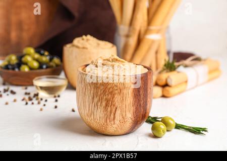 Ciotola con gustoso hummus su sfondo chiaro Foto Stock