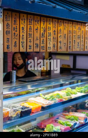 Vendita di cibo di strada al Raohe Street Night Market, Taipei, Taiwan Foto Stock