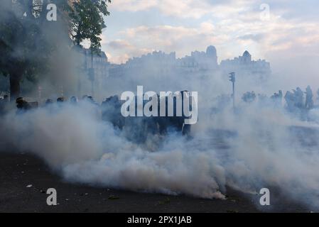 1 maggio 2023, Parigi, Francia: In occasione della giornata mondiale del lavoro, centinaia di migliaia di persone sono scese in piazza a Parigi per protestare contro la riforma pensionistica, che è diventata legge poche settimane fa, e ora l'età pensionabile sale a 64 anni. Ci sono state tensioni tra alcuni gruppi di partecipanti alla dimostrazione con la polizia, che sparano gas lacrimogeni per disperdere la folla e alcuni arresti effettuati dopo un edificio è stato anche messo in fuoco.polizia nazionale circondata da una nuvola di fumo causato da gas lacrimogeni (Credit Image: © Ervin Shulku/ZUMA Press Wire) SOLO USO EDITORIALE! Non per USO commerciale Foto Stock