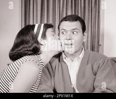 1960S DONNA CHE BACIA UN UOMO SORPRESO SULLA GUANCIA - R21142 HAR001 HARS SPOSATO STUDIO COLPO CONIUGE MARITI HOME LIFE COPY SPAZIO AMICIZIA SIGNORE PERSONE CARE MASCHI B&W PARTNER LARGA BRUNETTE BUG-EYED FELICITÀ TESTA E SPALLE CONNESSIONE CONCETTUALE ATTACCAMENTO PERSONALE AFFETTO A OCCHI LARGHI EMOZIONE PECK SMOOCH STARLED TOGETHERNESS MOGLI GIOVANE ADULTO GIOVANE DONNA ADULTA NERO E BIANCO ETNICITÀ CAUCASICA HAR001 VECCHIO STILE Foto Stock