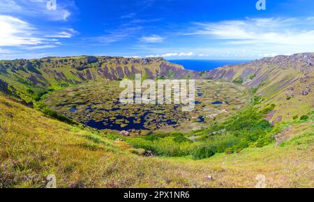 Rano Kau Cratere Rim Panorama. Green Wetland lontano Oceano Pacifico orizzonte. Sito patrimonio dell'umanità dell'UNESCO, Isola di Pasqua, Cile Foto Stock