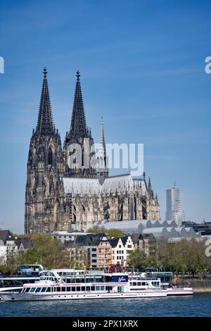 colonia, germania 30 2023 aprile: Barche decorate escursione sulle rive del reno di fronte alla Cattedrale di Colonia, nel centro storico di colonia Foto Stock