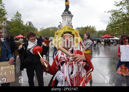 Parigi, Francia. 1st maggio, 2023. In occasione della giornata mondiale del lavoro, centinaia di migliaia di persone sono scese per le strade di Parigi per protestare contro la riforma delle pensioni, divenuta legge poche settimane fa, e ora l'età pensionabile sale a 64 anni. Ci sono state tensioni tra alcuni gruppi di partecipanti alla manifestazione con la polizia, che sparano gas lacrimogeni per disperdere la folla e alcuni arresti effettuati dopo che un edificio è stato anche messo in fiamme (Credit Image: © Ervin Shulku/ZUMA Press Wire) SOLO USO EDITORIALE! Non per USO commerciale! Foto Stock