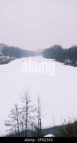 Paesaggio invernale fiume ghiacciato coperto dalla neve a Sumy, Ucraina. E 'presto la mattina di una bella giornata, il sole è in aumento e un po 'di mattina Foto Stock