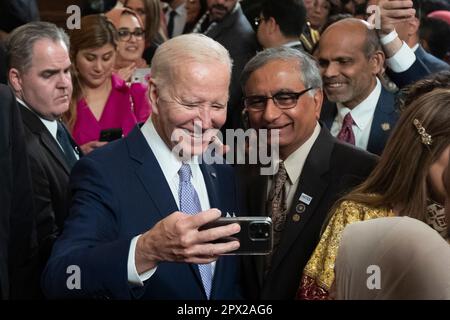 Washington, Stati Uniti. 01st maggio, 2023. Il Presidente DEGLI STATI UNITI Joe Biden (L) si presenta per le foto con i visitatori durante una celebrazione di Eid-al-Fitr, nella Sala Est della Casa Bianca, a Washington, DC, USA, 01 maggio 2023. Credit: Sipa USA/Alamy Live News Foto Stock