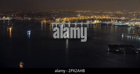 Fantastico paesaggio urbano che guarda verso la costa del New Jersey, con la Statua della libertà nel mezzo della vista.Manhattan, New York, Stati Uniti. Foto Stock