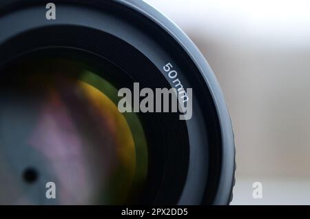 Frammento di un obiettivo ritratto per una moderna fotocamera reflex. Fotografia di un obiettivo con apertura larga con una lunghezza focale di 50mm mm Foto Stock