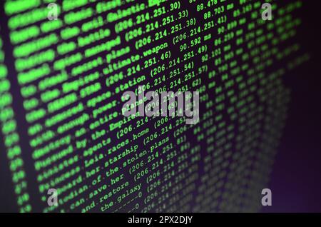 Macro shot della riga di comando sul monitor del computer dell'ufficio. Il concetto del lavoro del programmatore. Flusso della linea delle informazioni Foto Stock