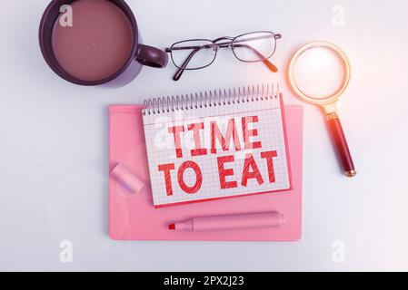 Didascalia concettuale tempo di mangiare, concetto Internet momento giusto per gustare un pasto pranzo cena buon cibo fame Foto Stock