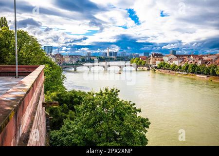 Basilea vista dalla città alta al fiume Reno e ponte, Svizzera Foto Stock
