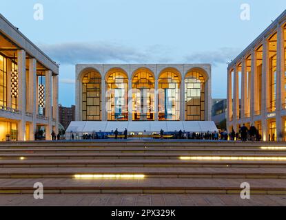 Lincoln Center all'alba: Vista del David H. Koch Theater, del Metropolitan Opera House e della David Geffen Hall, intorno a Josie Roberson Plaza Foto Stock