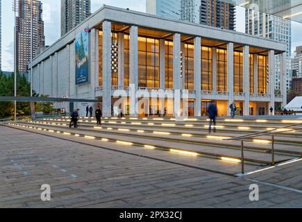 Lincoln Center all'alba: David H. Koch Theater, su Josie Robertson Plaza, con il Metropolitan Opera House sulla destra (2016). Foto Stock