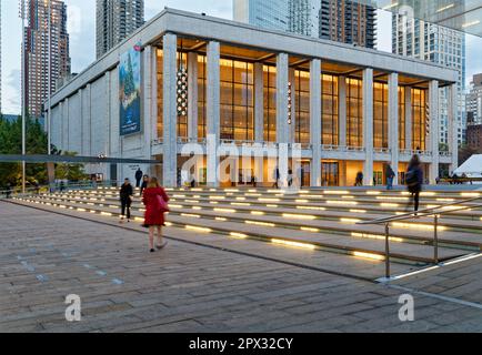 Lincoln Center all'alba: David H. Koch Theater, su Josie Robertson Plaza, con il Metropolitan Opera House sulla destra (2016). Foto Stock