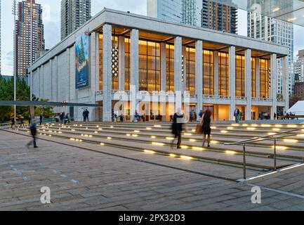 Lincoln Center all'alba: David H. Koch Theater, su Josie Robertson Plaza, con il Metropolitan Opera House sulla destra (2016). Foto Stock