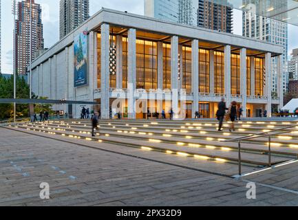 Lincoln Center all'alba: David H. Koch Theater, su Josie Robertson Plaza, con il Metropolitan Opera House sulla destra (2016). Foto Stock