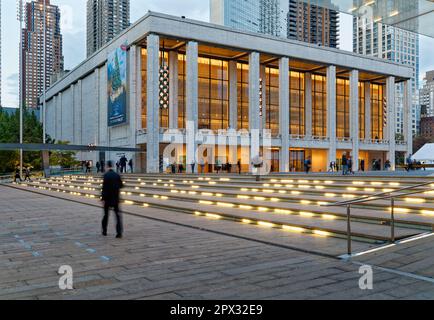 Lincoln Center all'alba: David H. Koch Theater, su Josie Robertson Plaza, con il Metropolitan Opera House sulla destra (2016). Foto Stock