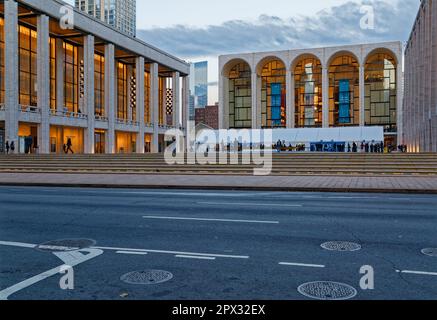 Lincoln Center all'alba: David H. Koch Theater, su Josie Robertson Plaza, con il Metropolitan Opera House sulla destra (2016). Foto Stock