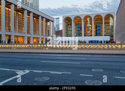 Lincoln Center all'alba: David H. Koch Theater, su Josie Robertson Plaza, con il Metropolitan Opera House sulla destra (2016). Foto Stock