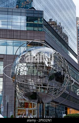 La scultura del globo di Kim Brandell sullo sfondo dei negozi di Columbus Circle, dove Broadway e Central Park West si intersecano. Foto Stock