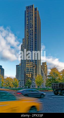 Il monumento a Columbus e il Trump International Hotel & Tower dominano Columbus Circle, all'angolo sud-ovest del Central Park di Manhattan. Foto Stock