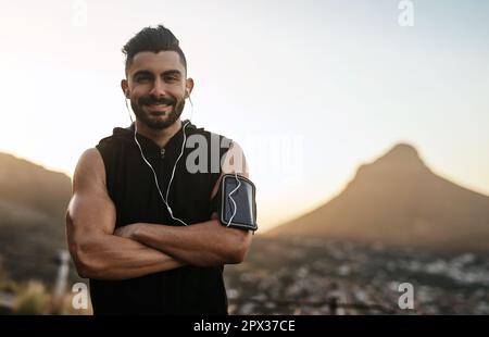 Tutto è possibile attraverso una certa autodisciplina. Ritratto di un giovane sportivo che si esercita all'aperto Foto Stock