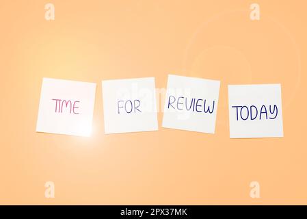 Segno di testo che mostra il tempo per la revisione, Word per la valutazione Feedback momento Performance Rate Valutazione Foto Stock