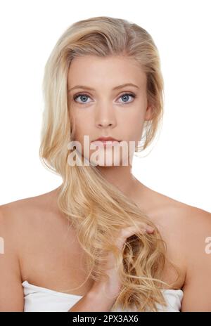 Shes fiducioso nel suo regime di bellezza. Una giovane donna splendida che mostra i suoi capelli. Foto Stock