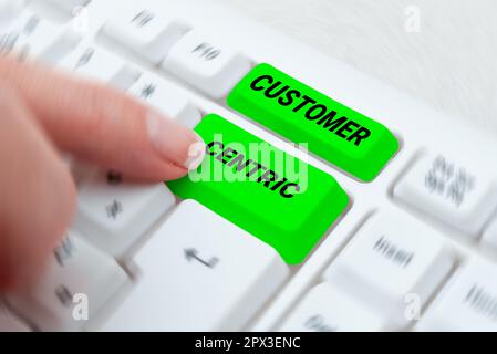 Firma che mostra Customer Centric, Word per il processo di cura dei clienti per garantire il loro piacere Foto Stock