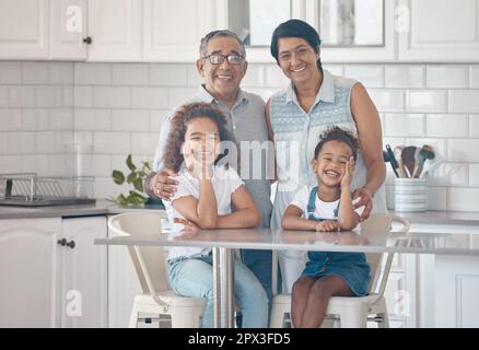 L'amore è tutto intorno a noi. nonni che trascorrono del tempo con i loro nipoti Foto Stock