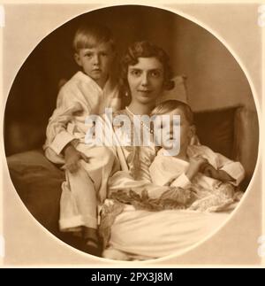 1932 c., Roma , ITALIA : la principessa ITALIANA MAFALDA di SAVOIA ( 1902 - 1944 ), sposata con il principe tedesco Filippo d'Assia Kassel ( Philipp d'ASSIA ), in questa foto con figli : MORITZ ( Maurizio , 1926 - 2013 ) e HENRICH ( Enrico , 1927 - 1999 ). Mafalda era figlia del Re d'Italia VITTORIO EMANUELE III e della Regina ELENA ( Helene del Montenegro ). Foto di EVA BARRETT ( 1879 - 1950 ). - SAVOY - principessa - ITALIA - personalità celebrità da BAMBINI - da piccolo da piccoli piccola - bambino - BAMBINO - INFANZIA - INFANZIA - PERSONALITÀ CELEBRITÀ - personalità celebrità quando era chi Foto Stock