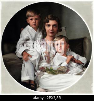 1932 c., Roma , ITALIA : la principessa ITALIANA MAFALDA di SAVOIA ( 1902 - 1944 ), sposata con il principe tedesco Filippo d'Assia Kassel ( Philipp d'ASSIA ), in questa foto con figli : MORITZ ( Maurizio , 1926 - 2013 ) e HENRICH ( Enrico , 1927 - 1999 ). Mafalda era figlia del Re d'Italia VITTORIO EMANUELE III e della Regina ELENA ( Helene del Montenegro ). Foto di EVA BARRETT ( 1879 - 1950 ). COLORATO DIGITALMENTE . - SAVOY - principessa - ITALIA - personalità celebrità da BAMBINI - da piccolo da piccoli piccola - bambino - BAMBINO - INFANZIA - INFANZIA - PERSONALITÀ CELEBRITÀ - personalità cel Foto Stock