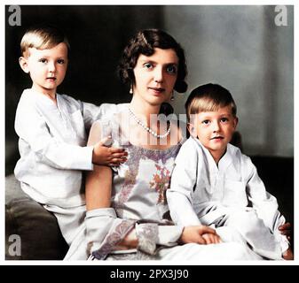 1932 c., Roma , ITALIA : la principessa ITALIANA MAFALDA di SAVOIA ( 1902 - 1944 ), sposata con il principe tedesco Filippo d'Assia Kassel ( Philipp d'ASSIA ), in questa foto con figli : MORITZ ( Maurizio , 1926 - 2013 ) e HENRICH ( Enrico , 1927 - 1999 ). Mafalda era figlia del Re d'Italia VITTORIO EMANUELE III e della Regina ELENA ( Helene del Montenegro ). Foto di EVA BARRETT ( 1879 - 1950 ). COLORED DIGITALE .- SAVOY - principessa - ITALIA - personalità celebrità da BAMBINI - da piccolo da piccoli piccola - bambino - BAMBINO - INFANZIA - INFANZIA - PERSONALITÀ CELEBRITÀ - personalità cele Foto Stock