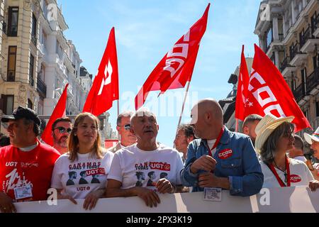 Segretarie generali di CCOO e UGT, Unai Sordo (Blu) e Pepe lvarez (C) visto durante la manifestazione per un altro anno, i sindacati dei lavoratori hanno dimostrato attraverso le strade del centro di Madrid per celebrare la Giornata Internazionale dei lavoratori. La manifestazione si è svolta dall'inizio di Gran Via a Plaza de España. A Madrid, migliaia di persone hanno sostenuto la marcia organizzata dall'UGT e dalle Commissioni dei lavoratori (CCOO) con lo slogan "aumentare i salari, abbassare i prezzi, distribuire le prestazioni". (Foto di David Canales/SOPA Images/Sipa USA) Foto Stock