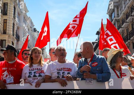 Madrid, Spagna. 01st maggio, 2023. Segretarie generali di CCOO e UGT, Unai Sordo (Blu) e Pepe lvarez (C) visto durante la manifestazione per un altro anno, i sindacati dei lavoratori hanno dimostrato attraverso le strade del centro di Madrid per celebrare la Giornata Internazionale dei lavoratori. La manifestazione si è svolta dall'inizio di Gran Via a Plaza de España. A Madrid, migliaia di persone hanno sostenuto la marcia organizzata dall'UGT e dalle Commissioni dei lavoratori (CCOO) con lo slogan "aumentare i salari, abbassare i prezzi, distribuire le prestazioni". Credit: SOPA Images Limited/Alamy Live News Foto Stock