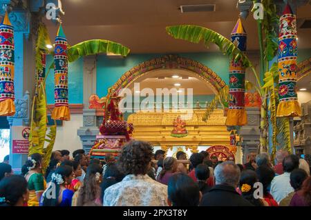 Adoratori all'interno del tempio al Mahotsavam Chariot Festival 2023 della comunità Tamil Hindu, Melbourne, Australia Foto Stock