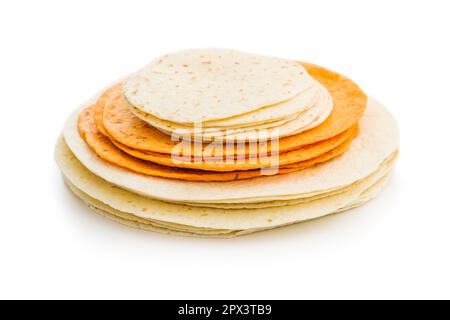 Tortillas di mais messicane isolate su sfondo bianco. Foto Stock