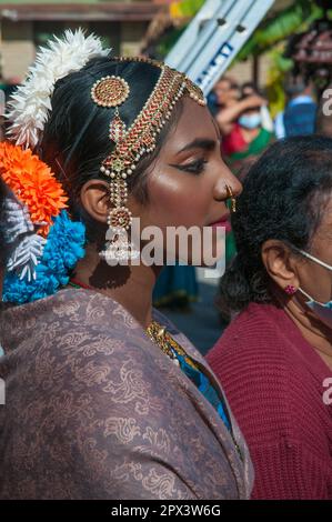 Un ballerino attende il momento di esibirsi per la divinità al Mahotsavam Chariot Festival 2023 della comunità indù del Tamil, Melbourne, Australia Foto Stock