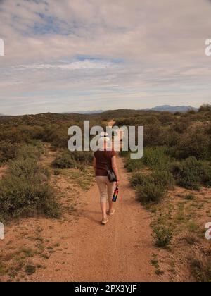 Ciclisti ed escursionisti lungo un sentiero al McDowell Mountain Regional Park fuori da Fountain Hills, Arizona. Numerosi sentieri sono disponibili per l'uso. Foto Stock