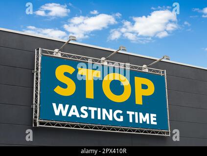 Basta sprecare tempo scritto su un cartellone Foto Stock