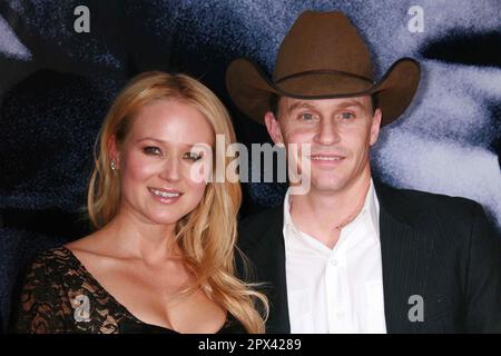 Jewel and Ty Murray partecipa alla prima di Columbia Pictures 'We Own the Night' al Clearview Chelsea West di New York il 9 ottobre 2007. Photo Credit: Henry McGee/MediaPunch Foto Stock