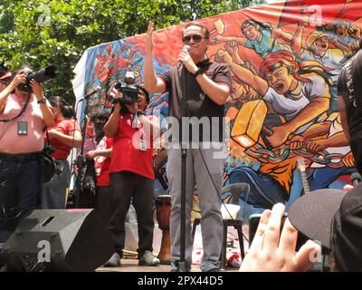 Manila, Filippine. 01st maggio, 2023. Bagong Alyansang Makabayan (Bayan) il Segretario Generale Renato Reyes parla durante la manifestazione. I gruppi progressisti hanno protestato di fronte all’Ambasciata degli Stati Uniti per condannare le continue violazioni dei diritti umani causate dall’EDCA (Enhanced Defense Cooperation Agreement), dal VFA (Visiting Forces Agreement), dall’MDT (Mutual Defense Treaty) e da altri accordi disuguali tra Stati Uniti e Filippine. Credit: SOPA Images Limited/Alamy Live News Foto Stock