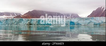 Vista panoramica di un ghiacciaio di Tidal a Lilliehokfjorden nelle Isole Svalbard in Norvegia Foto Stock